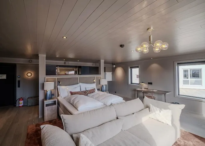 מלון Bryggehotell - By Classic Norway 5*